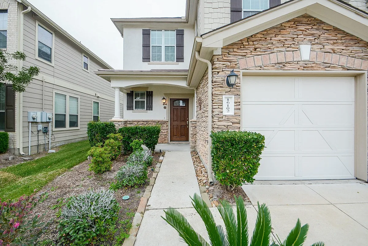 Building Photo - 16102 Limestone Lake Dr