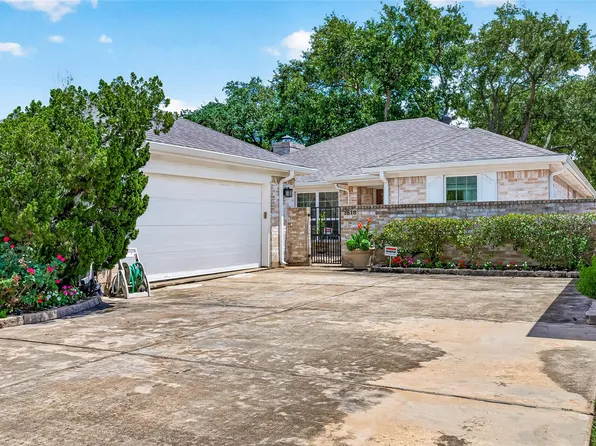 1518 Locke Ln, Sugar Land, TX 77478