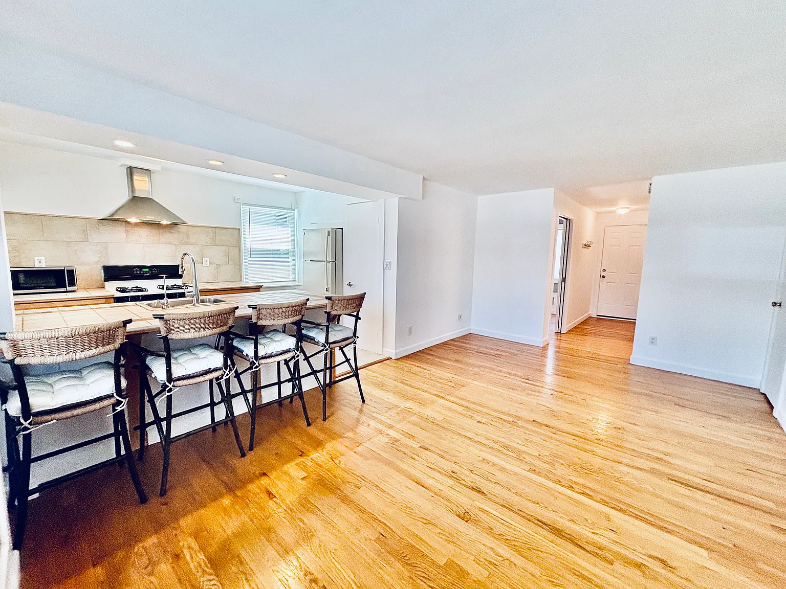 1 bed, 575 sqft, $2,300 — Photo 3