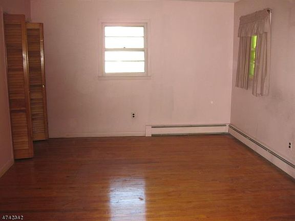 5th image of 122 Hillside Ave