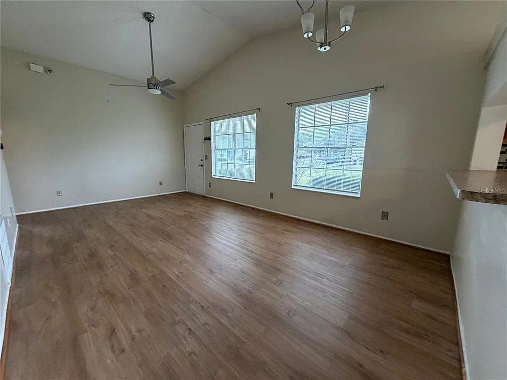 3 bed, 2.0 bath, 1056 sqft, $1,800 — Photo 4