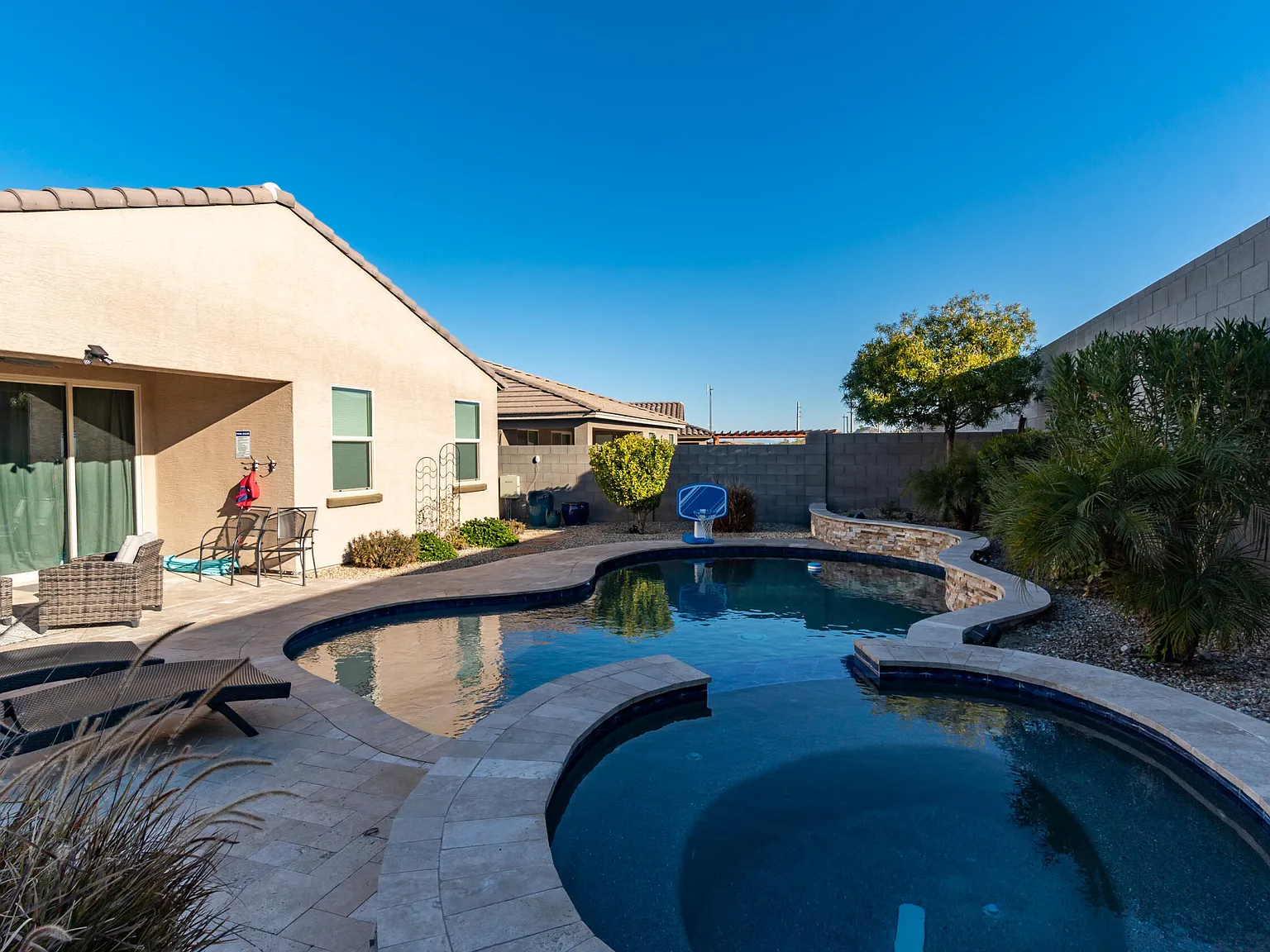 3 bed, 2.0 bath, 1907 sqft, $3,000 — Photo 3