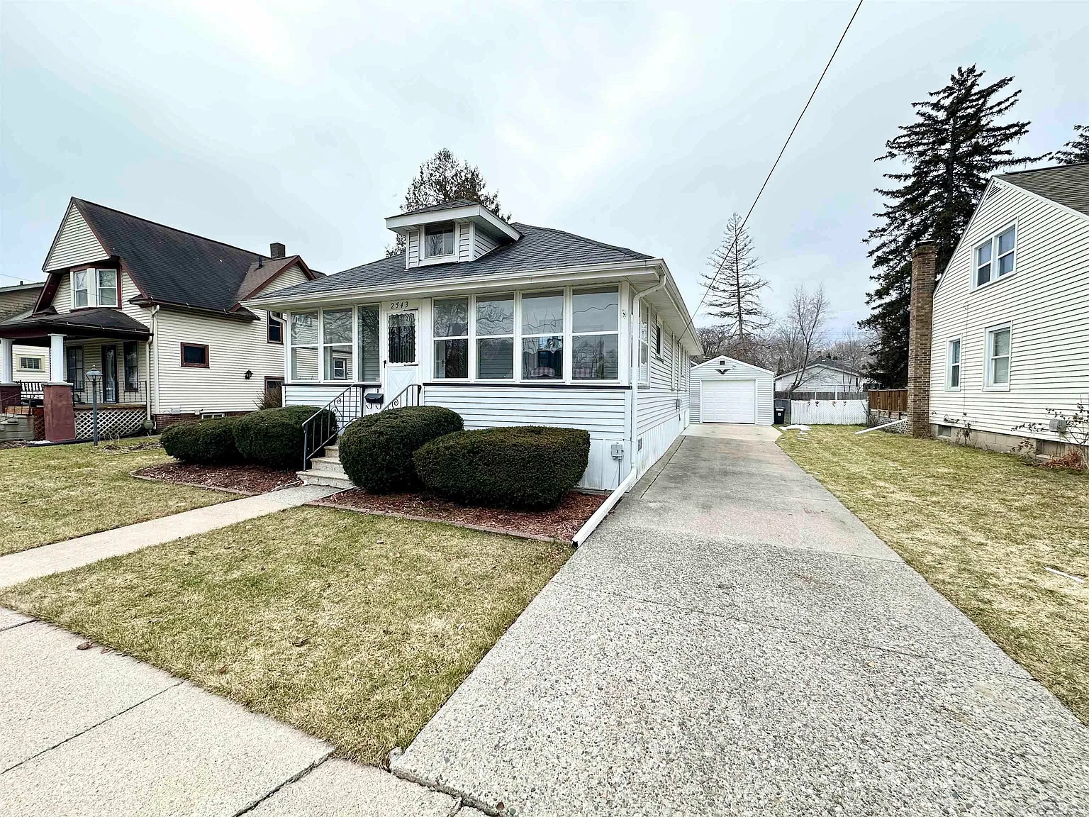 2543 Benjamin St photo 1