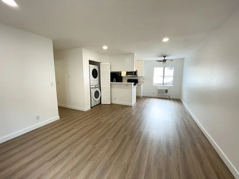 515 S Chevy Chase Dr — Photo 2