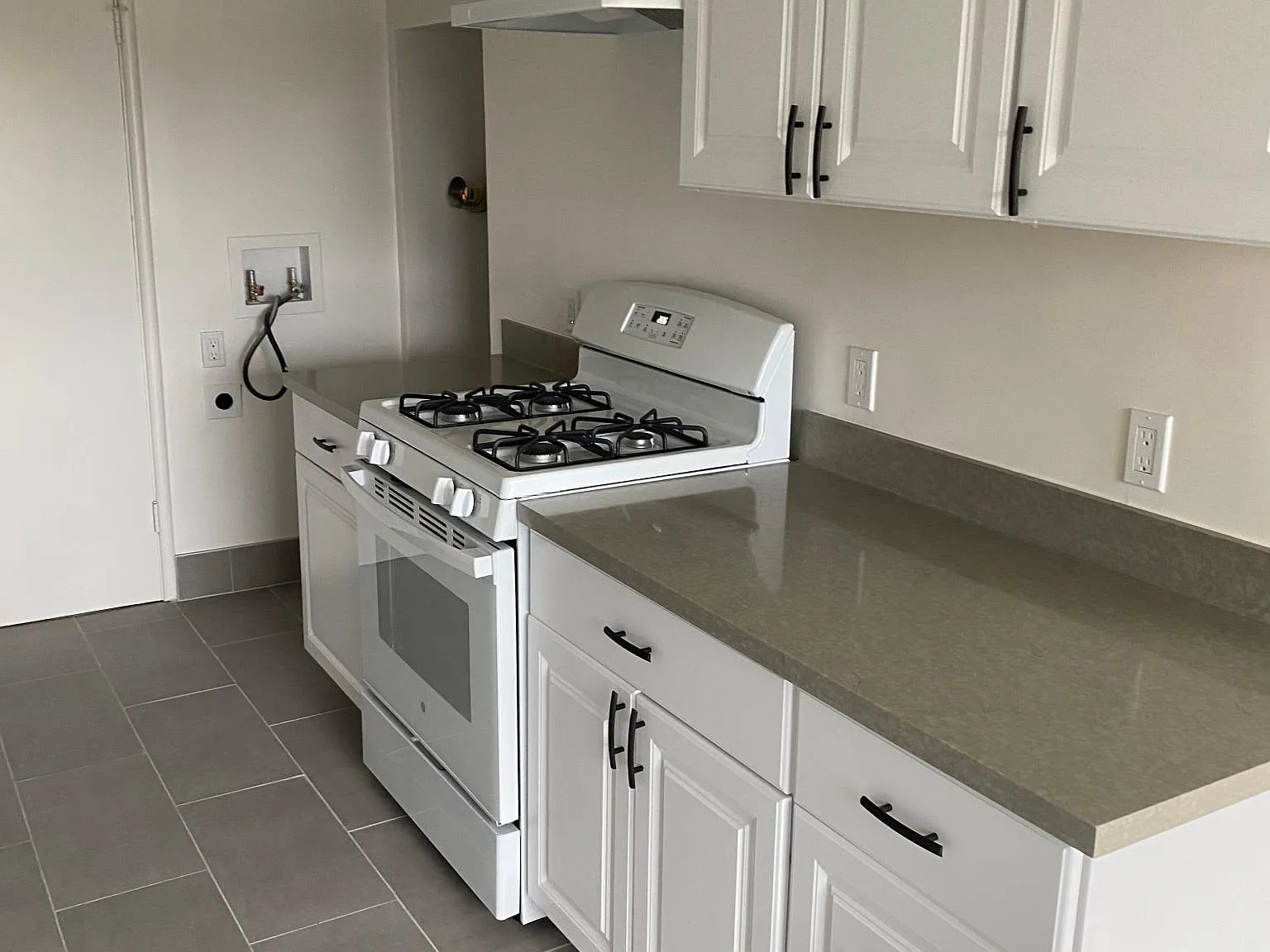 2 bed, 900 sqft, $3,200 — Photo 3
