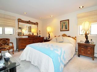 12 Comet Ct, Massapequa, NY 11758