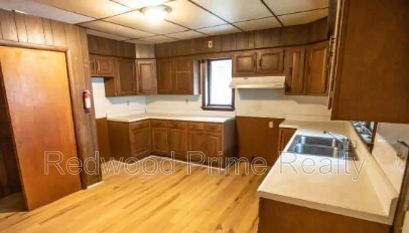 3 bed, 1.0 bath, $900 — Photo 2