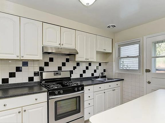 5th image of 7428 W Park Dr