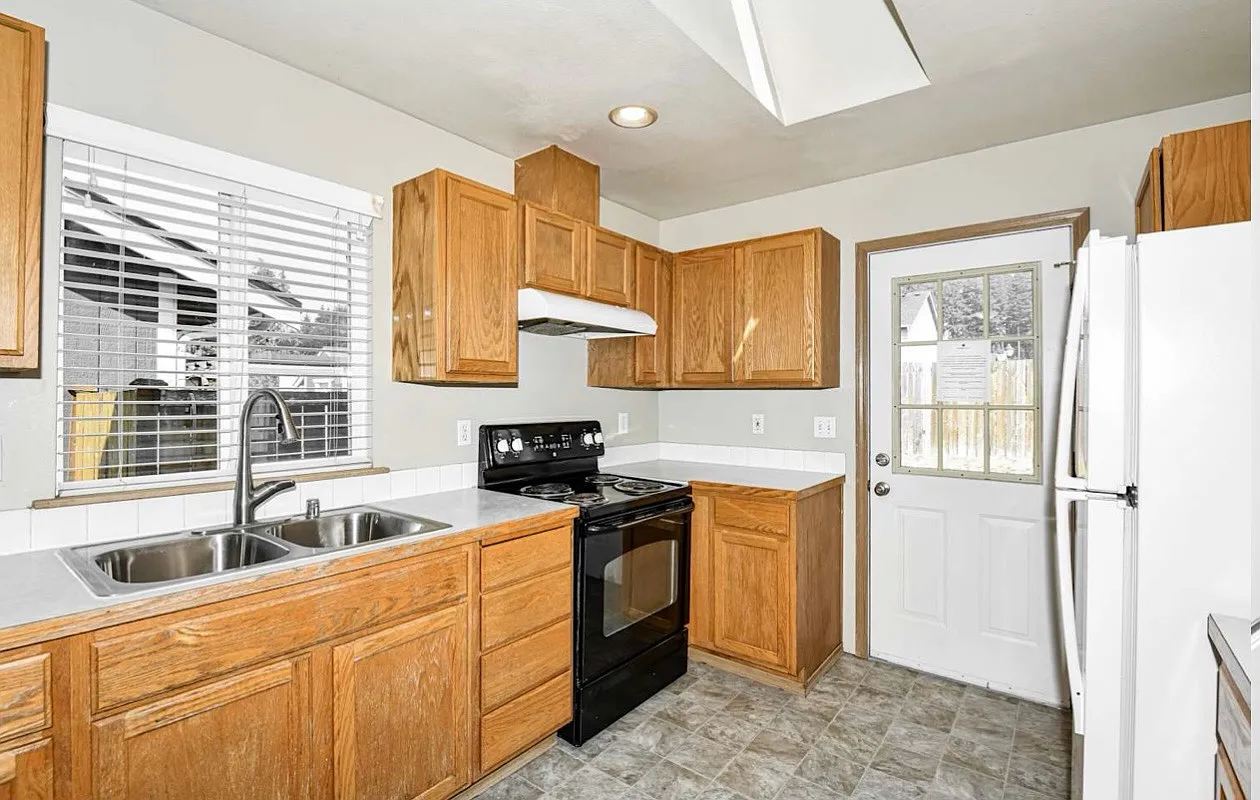 3 bed, 1258 sqft, $2,639 — Photo 2