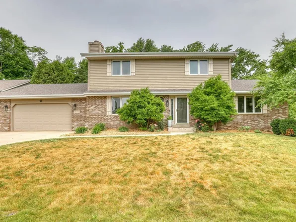 800 Schloemer DRIVE, West Bend, WI 53095