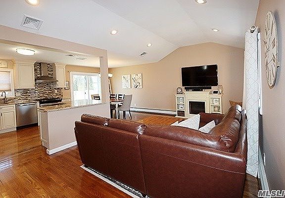 4th image of 471 Charles Ave