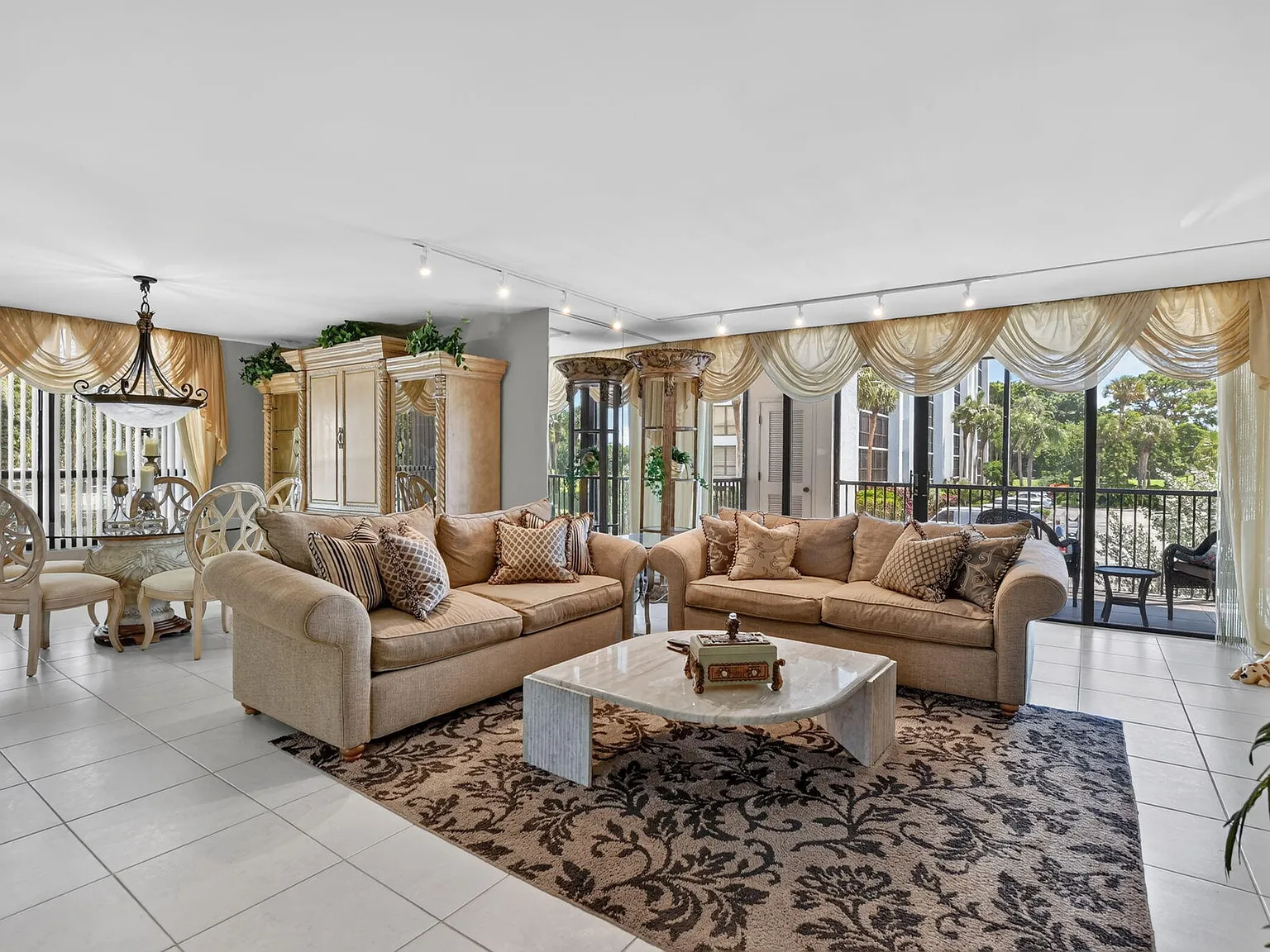 3 bed, 2.5 bath, 2200 sqft, $10,000 — Photo 1