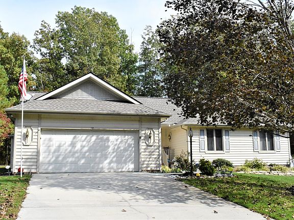 3rd image of 118 Lakeside Dr