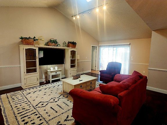 2nd image of 10 Blackfoot Ct