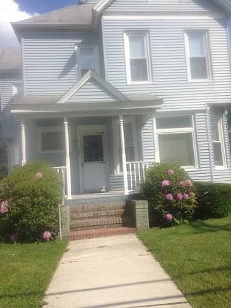Beautiful Huge House 2 houses from Main Street Dunkin Donuts !
Bus is right outside front door to get to campus!
Off- street parking 

The largest bedrooms you will see out there! 
Touring groups of 5-7!
Free landscaping and snow removal!