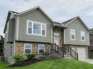 10000 Kelly Dr, Peculiar, MO 64078