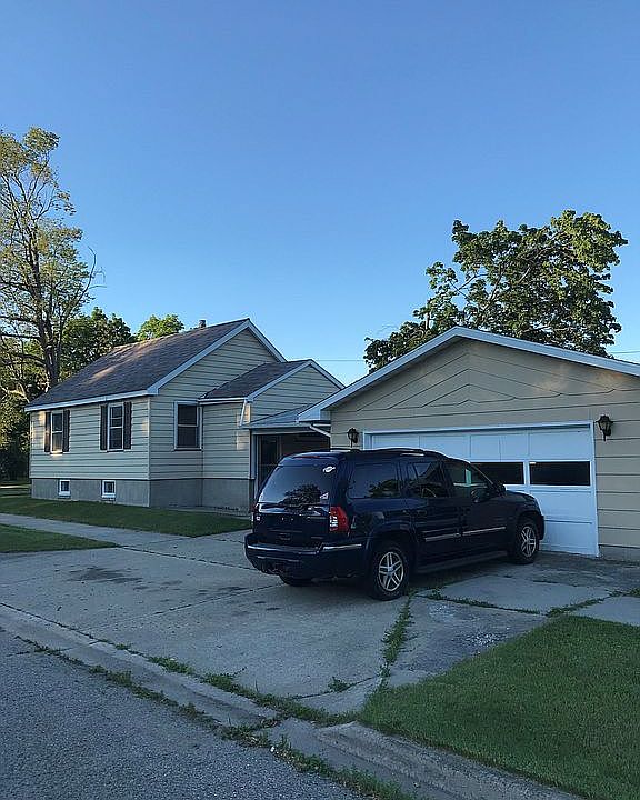 2nd image of 527 Montana Ave