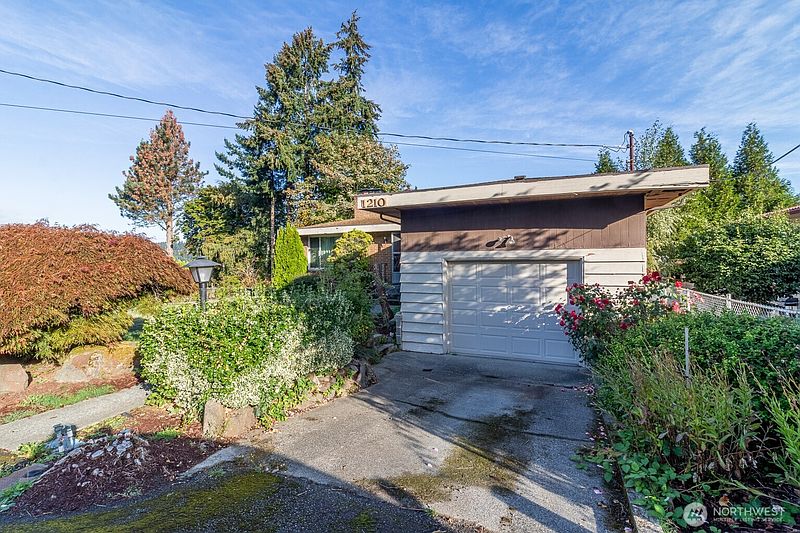 4th image of 1210 N 33rd Place