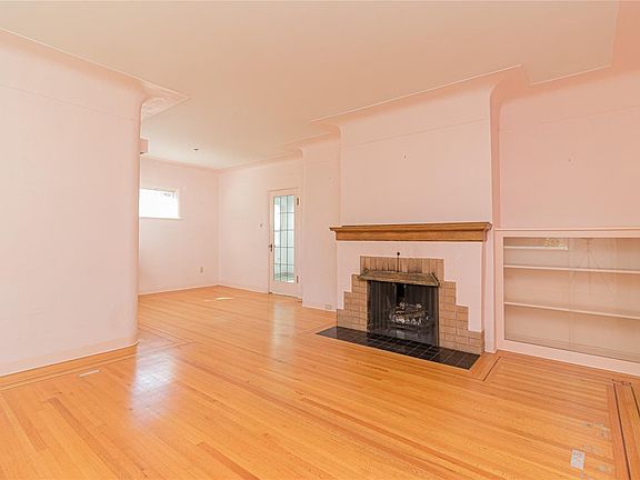 4th image of 1030 Falkland Rd