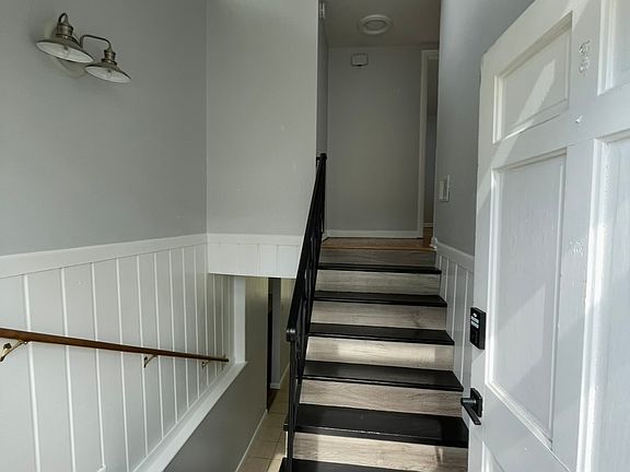 2nd image of 1022 Diversey Dr