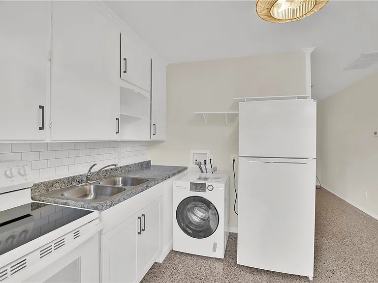 2359 De Soto Ave — Photo 3