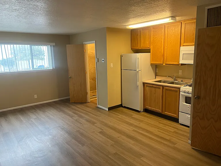 Quality, Updated Studio Apartments in Great North UNM Community — Photo 20