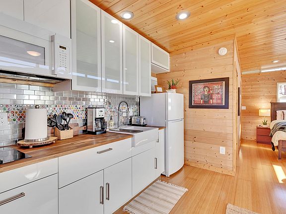 5th image of 3002 Whiteway Dr #B