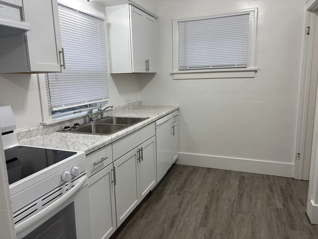 537 N Dartmouth St — Photo 2