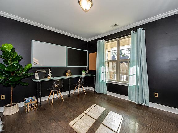 Flex room/office wth closet