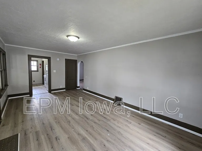 947 Newton St — Photo 3