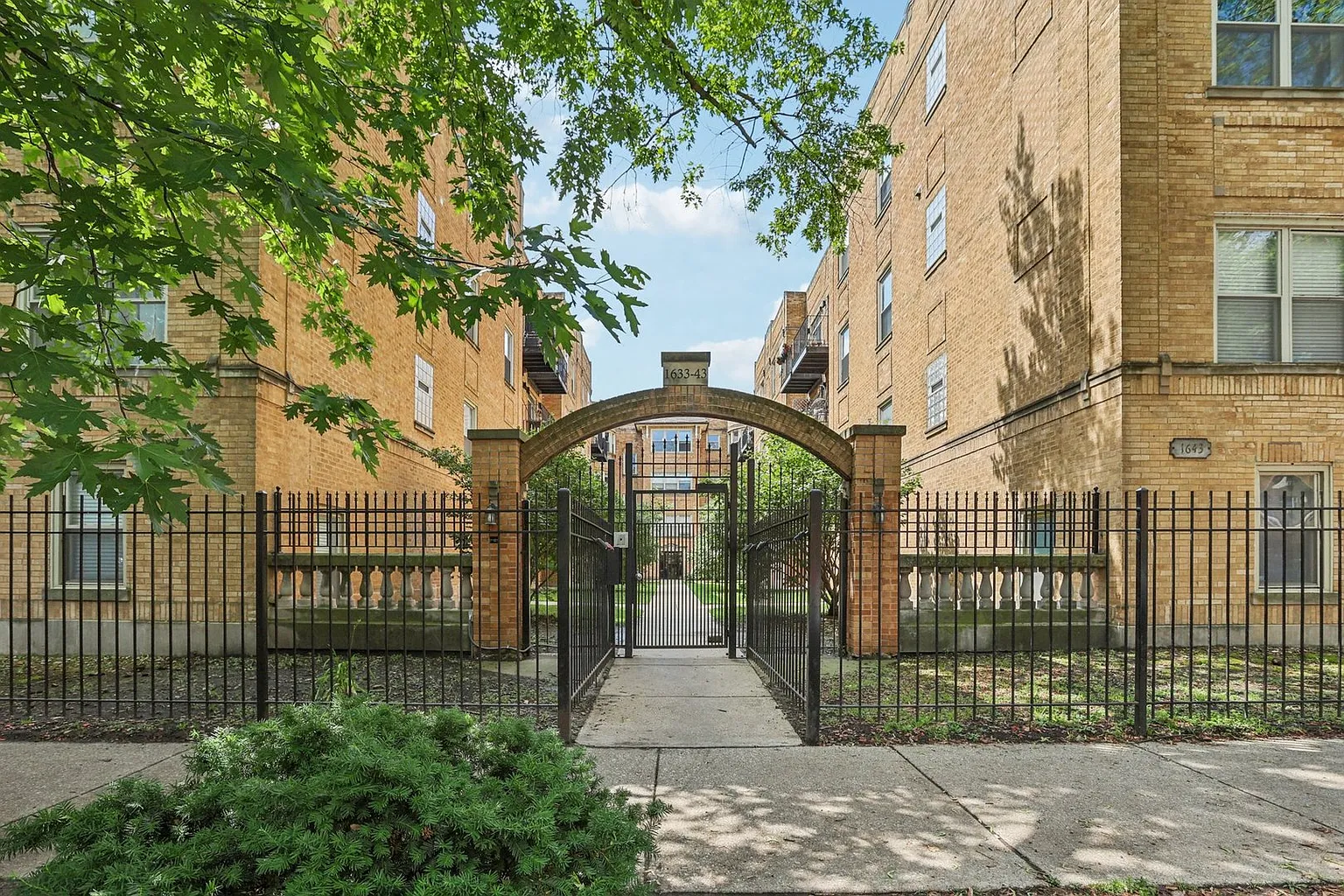 1639 W Farwell Ave APT 1 photo 1