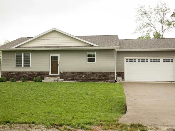 906 3rd St, Palo, IA 52324