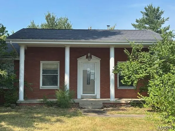 81 Memorial Ct, Highland, IL 62249