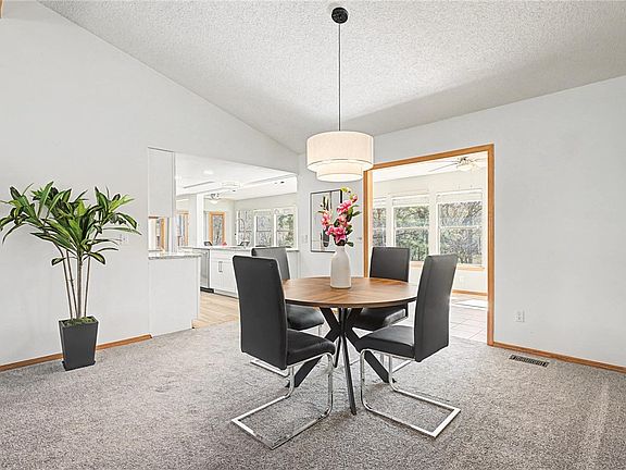 5th image of 9 Farnham Dr