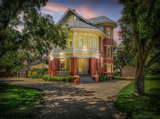 1220 W Lake Dr, Taylor, TX 76574