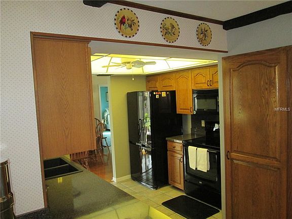 5th image of 889 Sullivan St