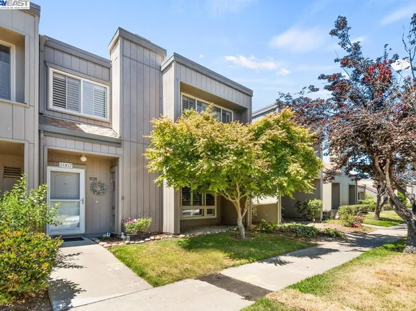 1067 Mangrove Ln, Alameda, CA 94502