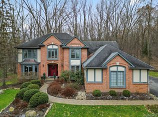 5600 Oak Bluff Rd, Rochester, MI 48306