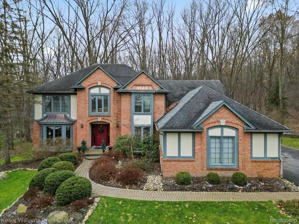 5600 Oak Bluff Rd, Rochester, MI 48306