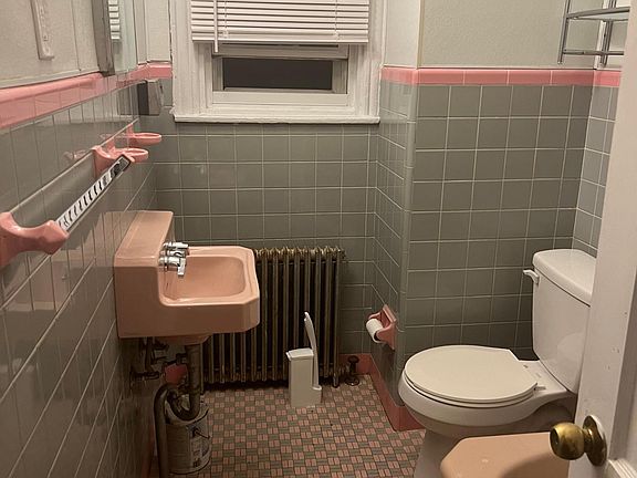 Bathroom with tub/shower