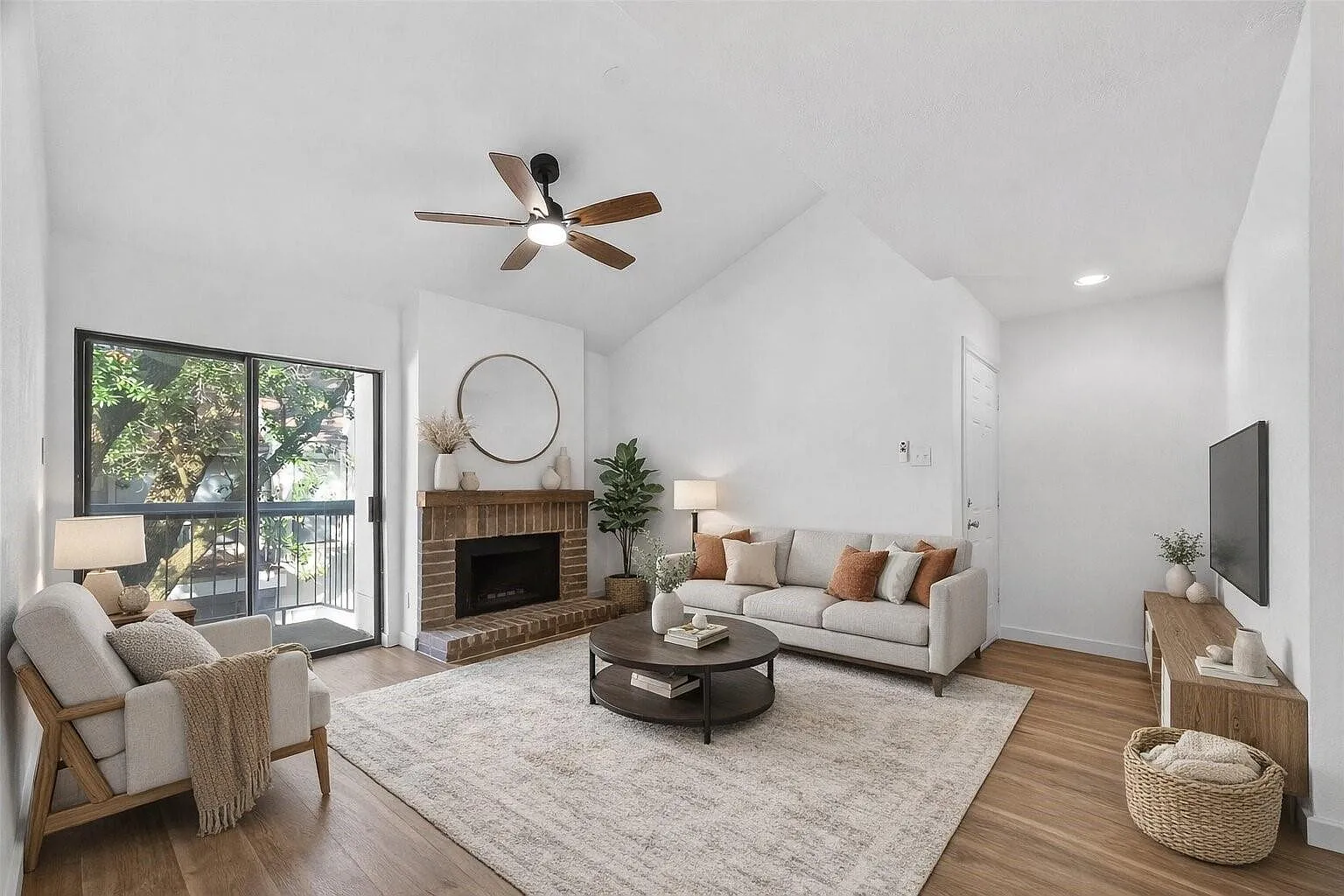 1 bed, 1.0 bath, 696 sqft, $1,100 — Photo 1