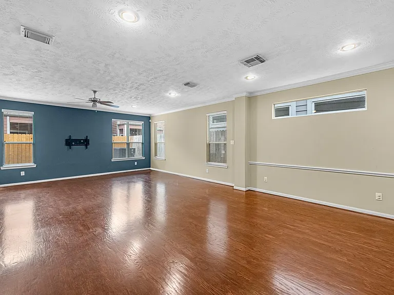 5228 Larkin St — Photo 9