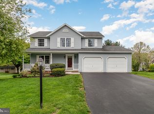 6 Red Oak Dr, Boiling Springs, PA 17007