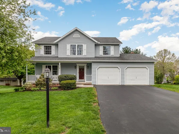 6 Red Oak Dr, Boiling Springs, PA 17007