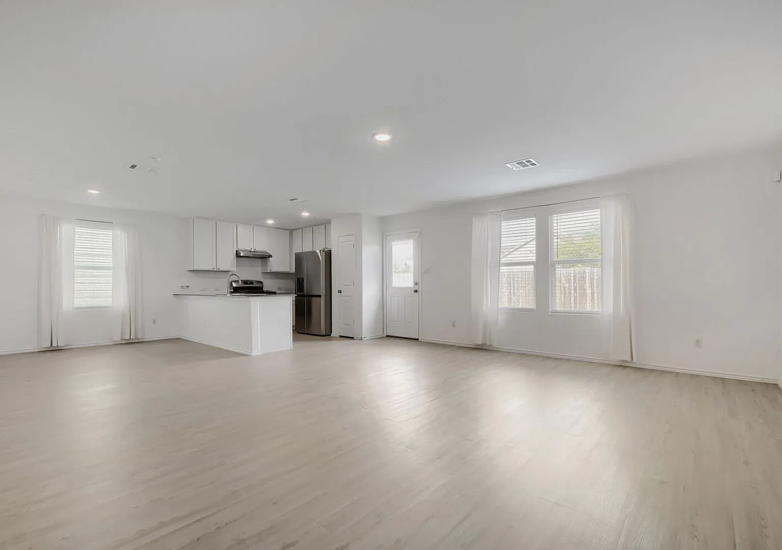 Beautiful 4-bedroom, 2.5-bath home in the desirable Silos Community! — Photo 4
