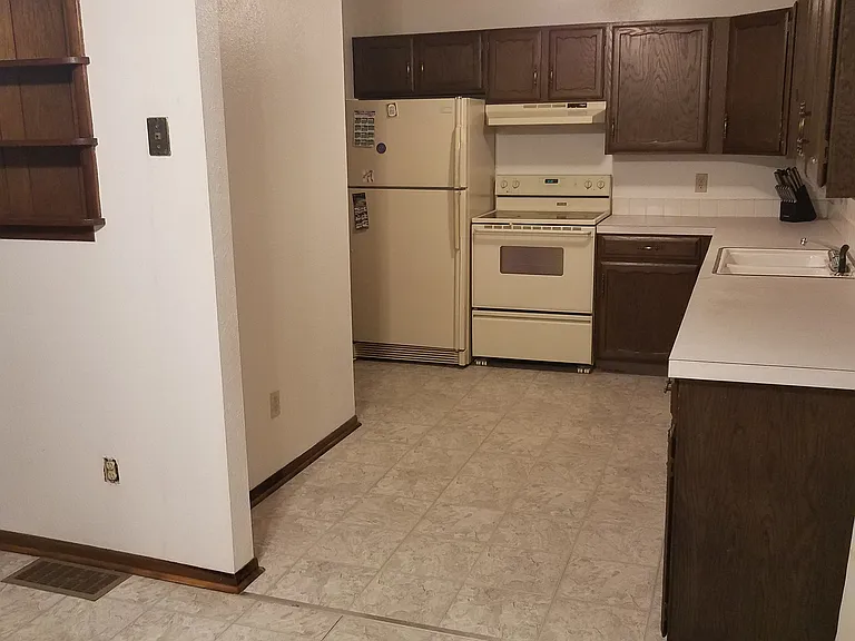 1320 Jennifer Ct — Photo 4