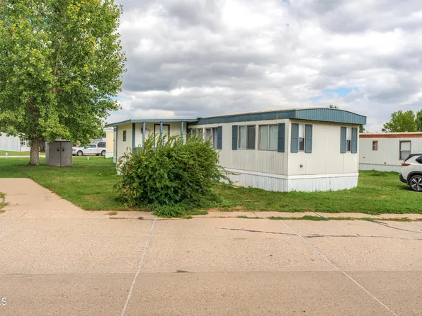 902 S Frontier Trl, Mandan, ND 58554