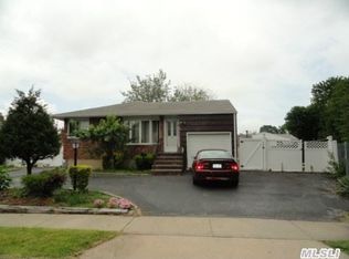 35 Walnut Ave, Farmingdale, NY 11735