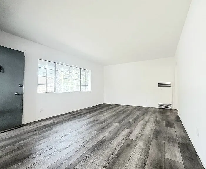 10565 Camarillo St — Photo 3