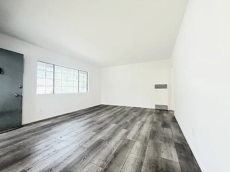 Building Photo - 10565 Camarillo St